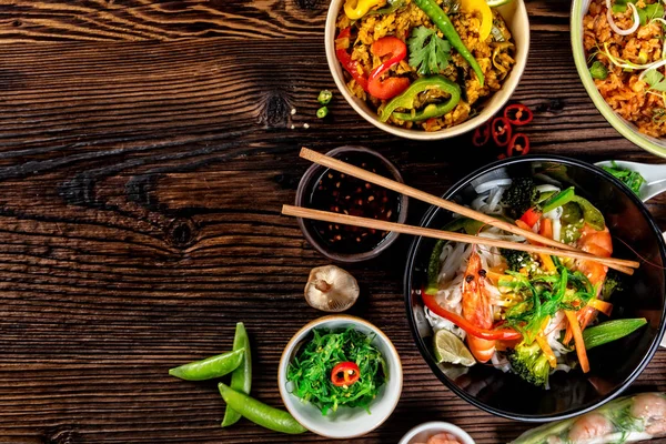 Variación de comida asiática con muchos tipos de comidas. Vista superior —  Fotos de Stock