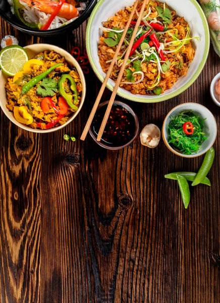 Variation alimentaire asiatique avec de nombreux types de repas. Vue du dessus — Photo