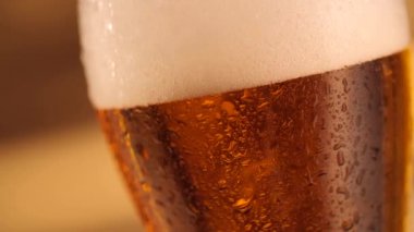Kabarcıkları ile bira cam detay. Bira arka plan, ağır çekim kapatın.