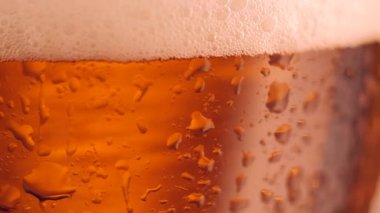 Kabarcıkları ile bira cam detay. Bira arka plan, ağır çekim kapatın.