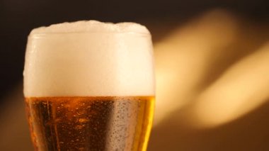 Kabarcıkları ile bira cam detay. Bira arka plan, ağır çekim kapatın.