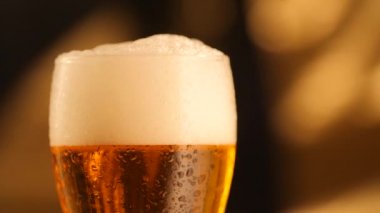 Kabarcıkları ile bira cam detay. Bira arka plan, ağır çekim kapatın.