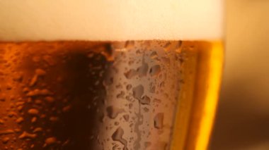 Kabarcıkları ile bira cam detay. Bira arka plan, ağır çekim kapatın.