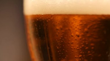 Kabarcıkları ile bira cam detay. Bira arka plan, ağır çekim kapatın.