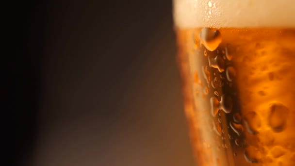 Detalhe Copo Cerveja Com Bolhas Fechar Fundo Cerveja Câmera Lenta — Vídeo de Stock