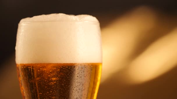 泡とビールのグラスの詳細です ビール背景 スローモーションを閉じる — ストック動画