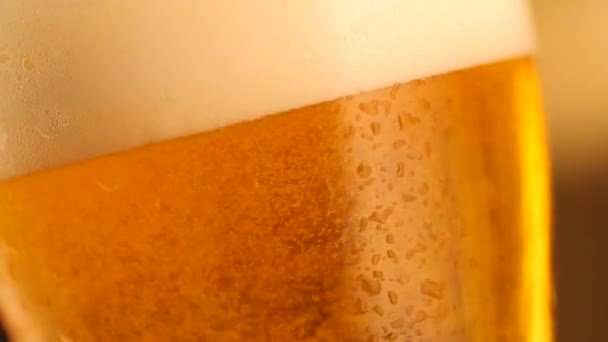 Detalhe Copo Cerveja Com Bolhas Fechar Fundo Cerveja Câmera Lenta — Vídeo de Stock