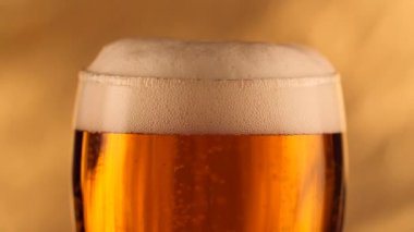 Ayrıntı bira cam balonlar ve köpük kap. Bira arka plan, ağır çekim kapatın.