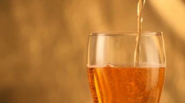 Ayrıntı bira cam balonlar ve köpük kap. Bira arka plan, ağır çekim kapatın.