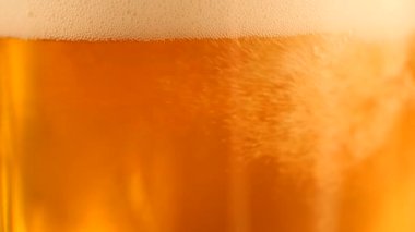 Bubbles ve köpük ile bira cam detay. Bira arka plan, ağır çekim kapatın.