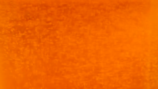 Détail du verre à bière avec bulles et mousse. Gros plan fond de bière, ralenti .