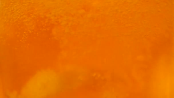 Détail du verre à bière avec bulles et mousse. Gros plan fond de bière, ralenti .