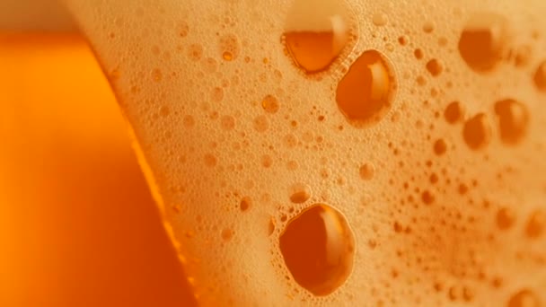 Detalle Vaso Cerveza Con Burbujas Espuma Cerveza Fondo Cámara Lenta — Vídeos de Stock