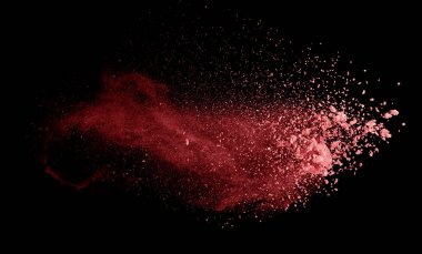 Üzerinde siyah backgrou izole soyut renkli kırmızı toz patlama