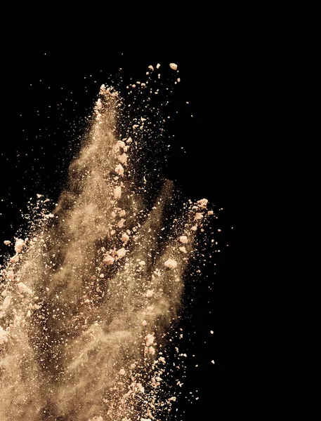 Explosion abstraite de poudre brune de couleur isolée sur backgr noir — Photo