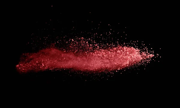 Абстрактный взрыв красного порошка, изолированный на черной обратной стороне — стоковое фото
