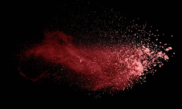 Abstrakt gefärbtes rotes Pulver Explosion isoliert auf schwarzem Hintergrund — Stockfoto