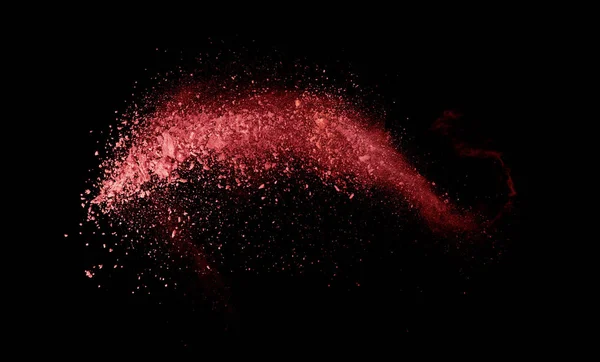 Ledakan bubuk merah abstrak terisolasi di backgrou hitam — Stok Foto