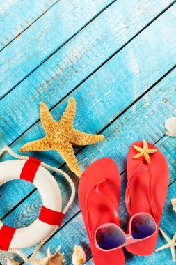 Mavi ahşap plakalar, üstten görünüm yerleştirilen plaj aksesuarları.