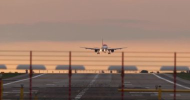 Ticari uçak piste, süper telefoto zum objektif açılış