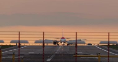 Ticari uçak piste, süper telefoto zum objektif açılış