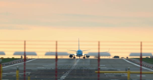 民間航空機の離陸滑走路は 超望遠ズームレンズ — ストック動画