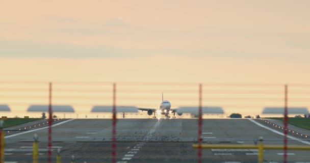 Verkehrsflugzeug Landet Auf Landebahn Supertele Zoomobjektiv — Stockvideo