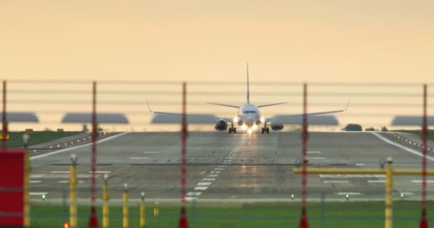 Commerciële Vliegtuig Opstijgen Van Start Landingsbaan Super Tele Zoomlens — Stockvideo