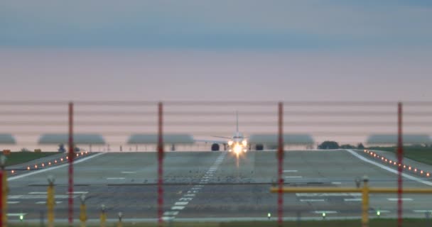 Commerciële Vliegtuig Opstijgen Van Start Landingsbaan Super Tele Zoomlens — Stockvideo