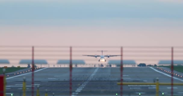 Kommersiella Flygplan Landar Landningsbanan Super Tele Zoom Objektiv — Stockvideo