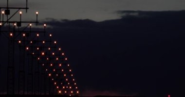 Ticari uçak iniş pisti, süper telefoto zum objektif, backview