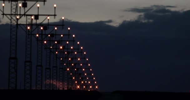 Avion commercial atterrissant sur piste, super téléobjectif zoom, vue arrière 