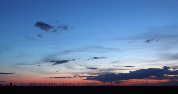 Avión Comercial Aterrizando Pista Con Cielo Atardecer — Vídeos de Stock