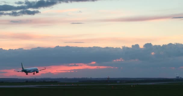 Pesawat Komersial Mendarat Landasan Pacu Dengan Matahari Terbenam Langit — Stok Video