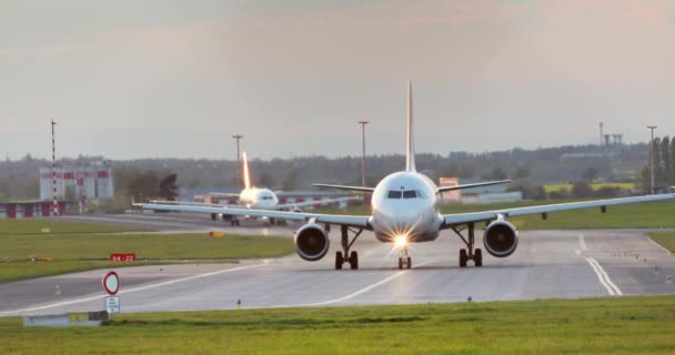 Dettaglio Della Cabina Pilotaggio Del Velivolo Commerciale Movimento Sulla Pista — Video Stock