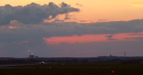 Commerciële Vliegtuig Opstijgen Startbaan Zonsondergang — Stockvideo