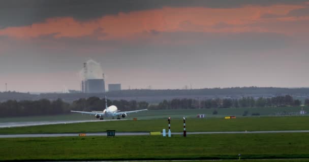 Kommersiella Flygplan Lyfter Banan Solnedgång — Stockvideo