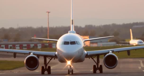 Detail Cockpit Commercial Jetliner Moving Taxiway — Stock Video