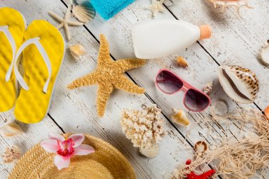 Beyaz ahşap plakalar, üstten görünüm yerleştirilen plaj aksesuarları