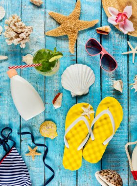 Mavi ahşap plakalar, üstten görünüm yerleştirilen plaj aksesuarları.