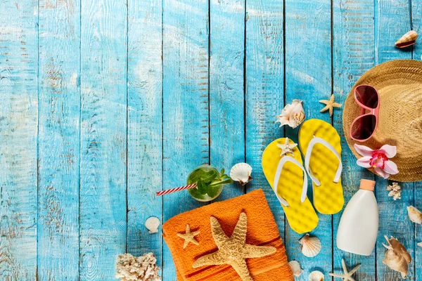 Strandzubehör auf blauen Holzplanken, Draufsicht. — Stockfoto