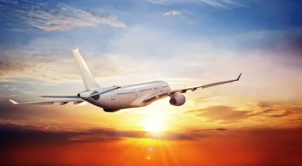 Pasajeros avión comercial volando sobre las nubes —  Fotos de Stock