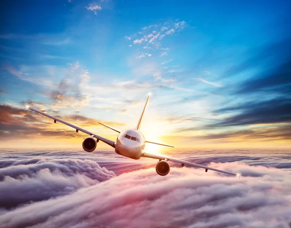 Επιβάτες εμπορικό αεροπλάνο που πετά πάνω από τα σύννεφα — Φωτογραφία Αρχείου