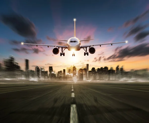 Passengers commercial airplane landing on runway — Stock Photo, Image