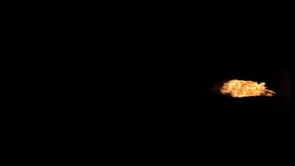 火灾爆炸的侧面 孤立的黑色背景 慢动作 — 图库视频影像