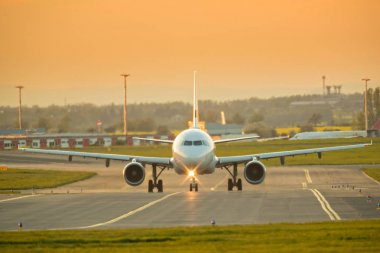 Runwa üzerinde yaklaşan büyük ticari yolcu uçak Jet