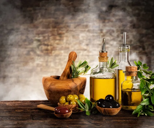 Vers geoogste olijven met olie, geplaatst op houten tafel — Stockfoto