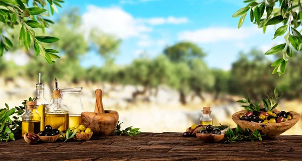 Vers geoogste olijven met olie, geplaatst op houten tafel — Stockfoto