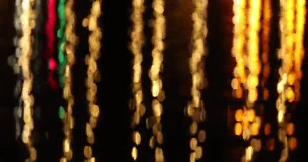 街の明かりで夜水表面反射の詳細 — ストック動画