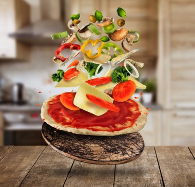 Pizza malzemeleri, ahşap masaya servis uçan